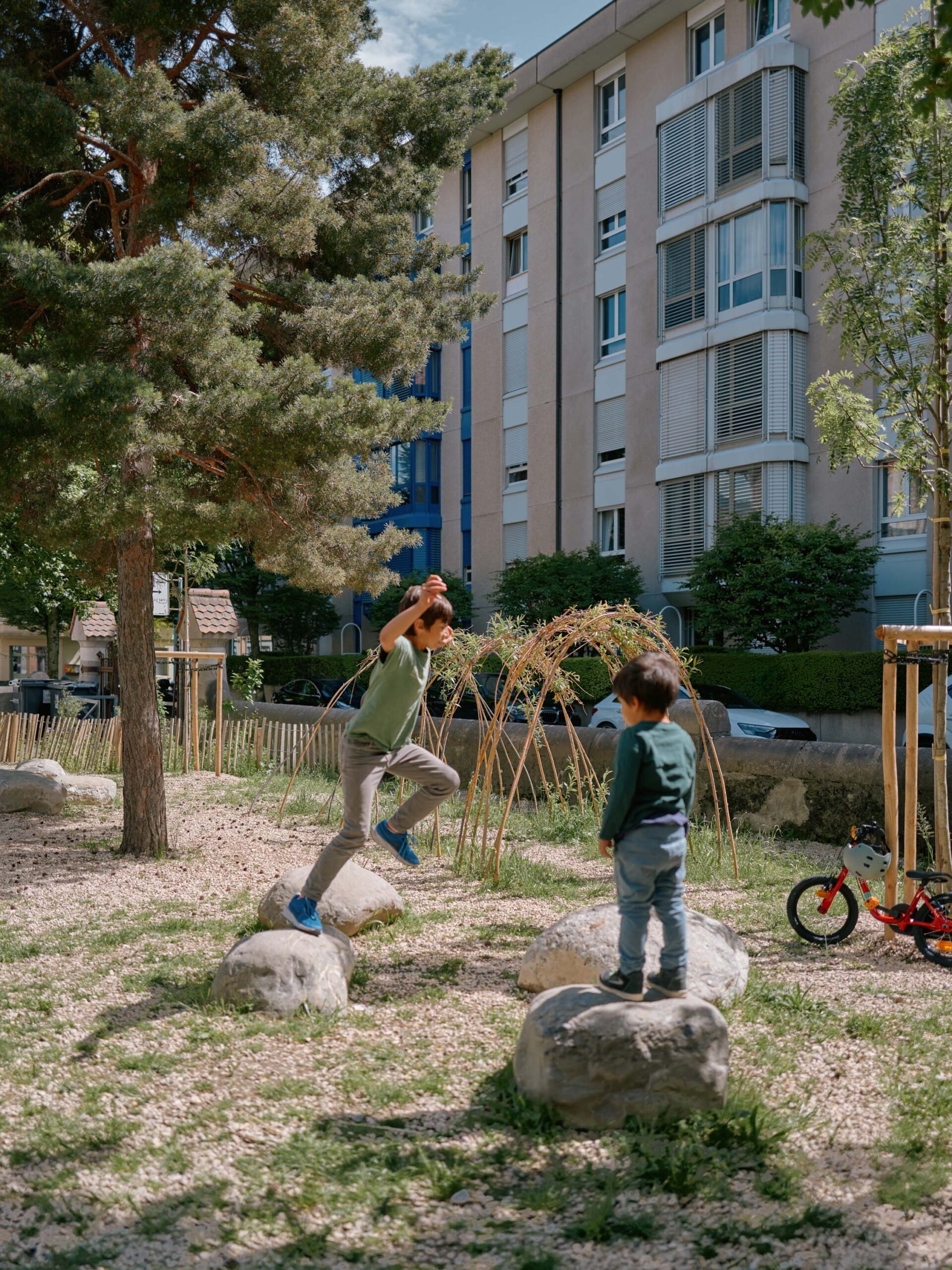 Enfants jouant sur rochers — préau naturalisé Collège de la Veveyse photo ©Nicolas Delaroche | Forster Paysages