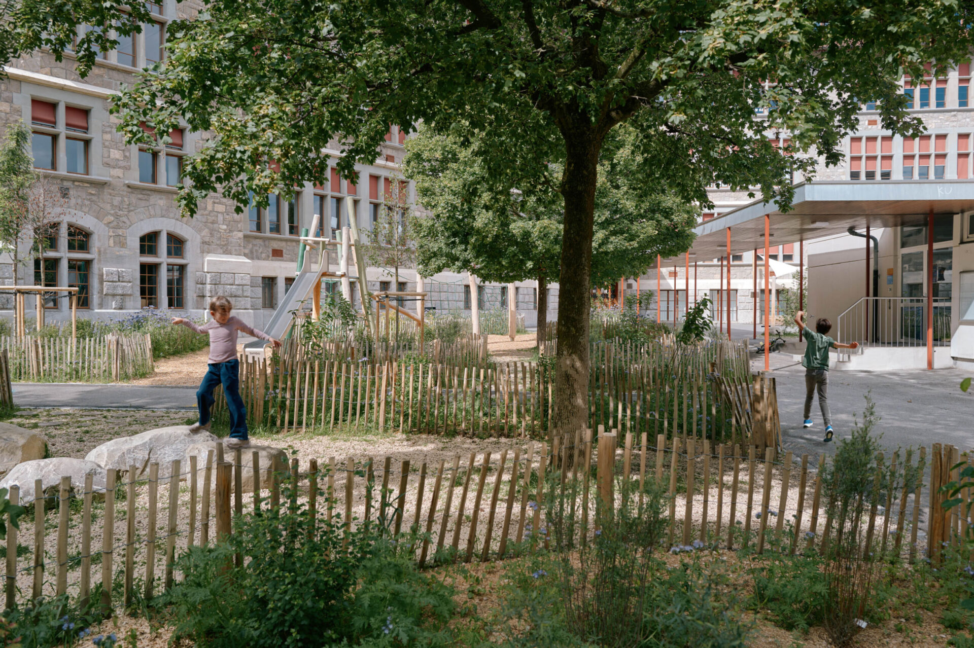 Zone naturalisée Préau du Collège de la Veveyse — photo ©Nicolas Delaroche | Forster Paysages