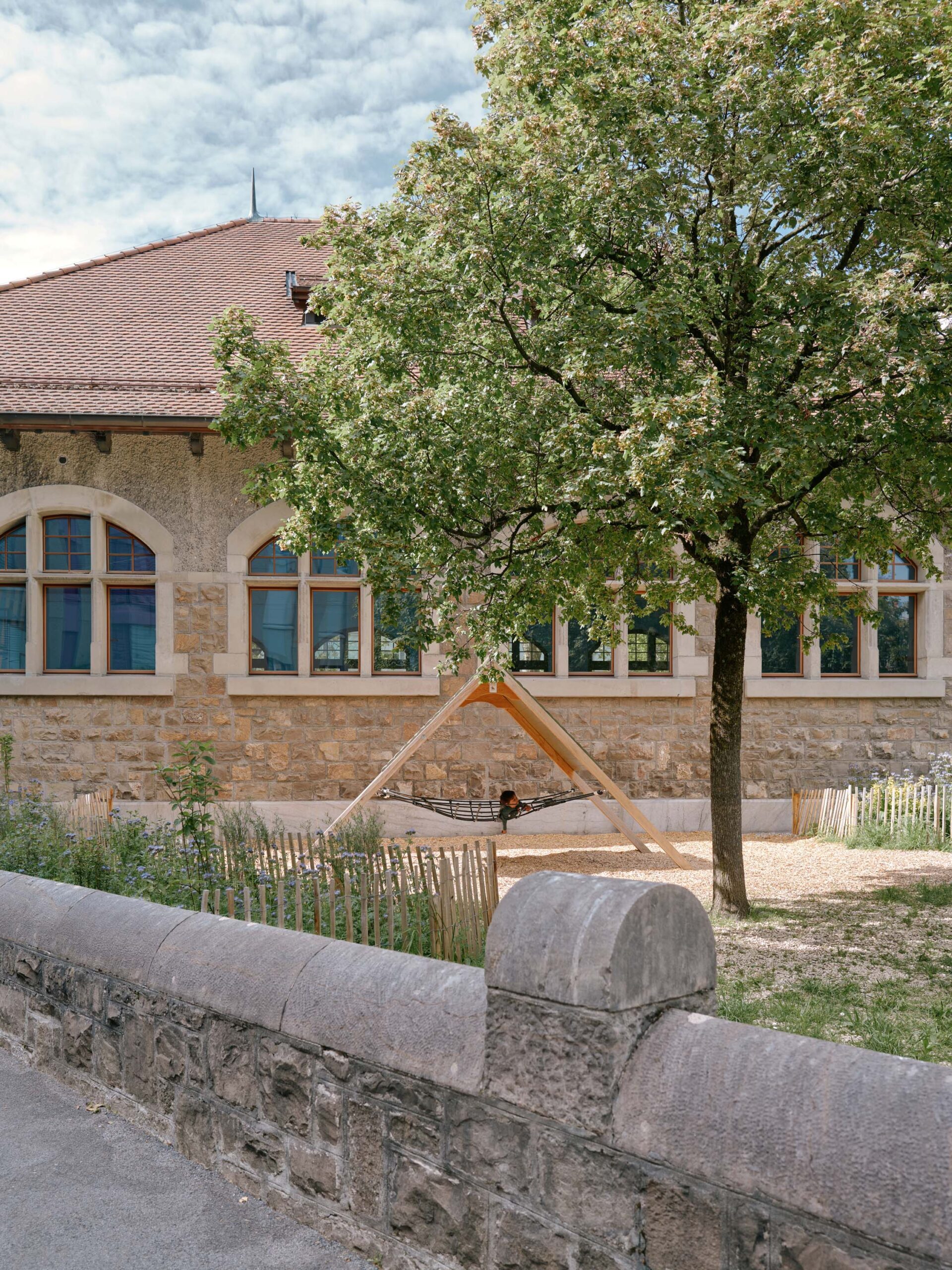 Vue d'ensemble Préau du Collège de la Veveyse — photo ©Nicolas Delaroche | Forster Paysages