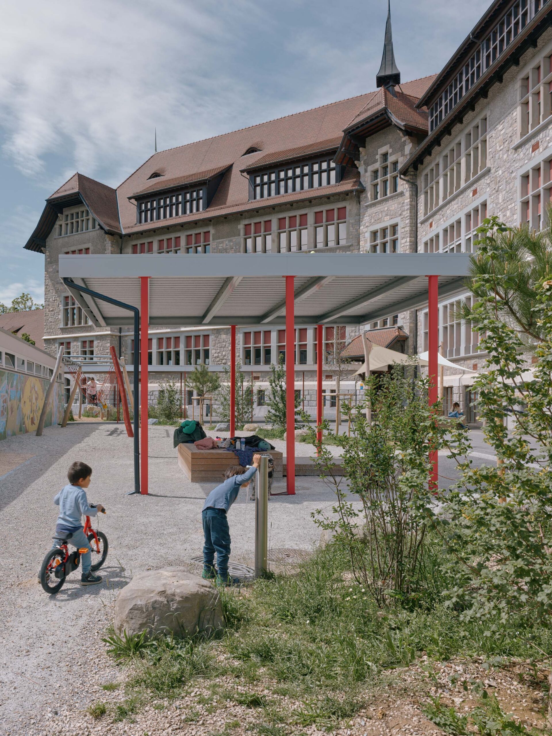 Préau du Collège de la Veveyse — espace naturalisé photo ©Nicolas Delaroche | Forster Paysages