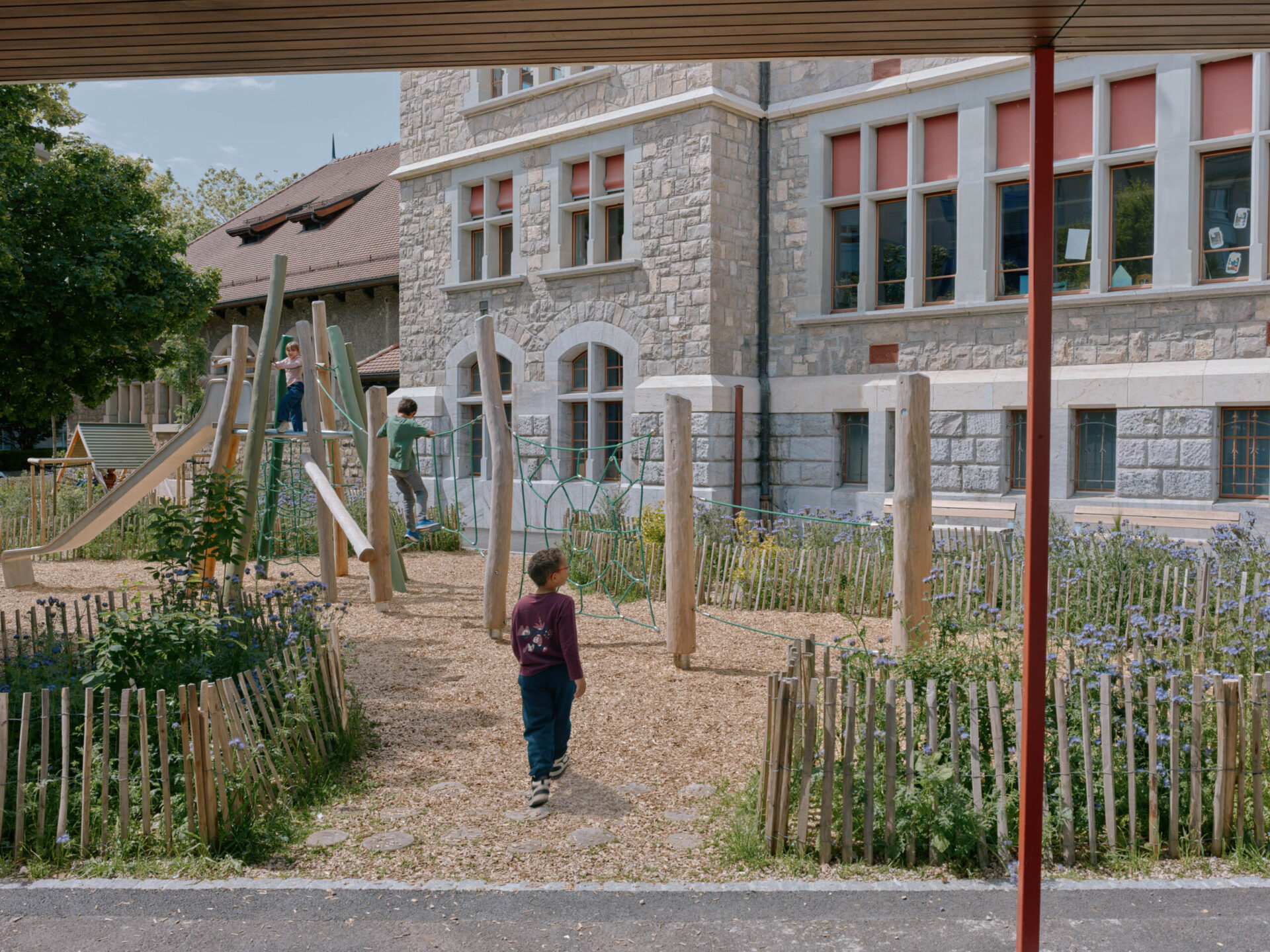 Jardin naturalisé Préau du Collège de la Veveyse — aménagement paysager Vevey | Forster Paysages